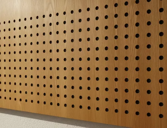 Perforierte Holzakustikplatte als Helmholtz-Resonator mit sichtbarem Vlies